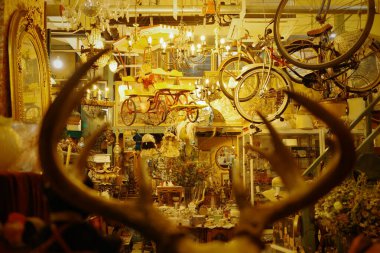 Eski bir Amerikan oyuncakçısında çeşitli eski eşyalar.