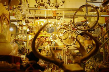 Eski bir Amerikan oyuncakçısında çeşitli eski eşyalar.