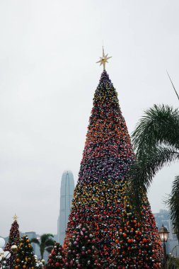 Hong Kong, Çin 'de büyük bir Noel ağacının yakın çekimi.