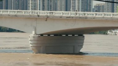 Nanning, Guangxi, Çin 'deki Yongjiang Nehri köprüsünde sel.