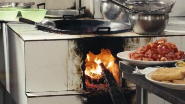 Kırsal bir mutfakta odun sobası.