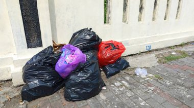 Yol kenarındaki çöp torbası yığını.
