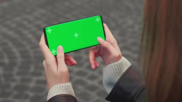 Jeune Femme Tenant Chroma Key Écran Vert Avec Marquage Smartphone — Video