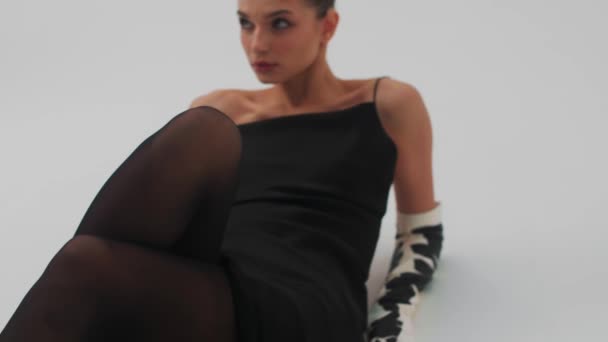 Sexy Mode Model Vrouw Ligt Studio Schoonheid Sterk Gezicht Elegante — Stockvideo
