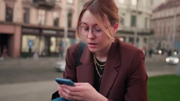 Молода Біла Жінка Дивлячись Екран Смартфона Відчуває Роздратованість Виглядає Сердитою — стокове відео