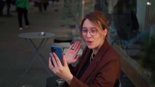 Glückliche Kaukasische Junge Frau Mit Brille Smartphone Der Hand Videotelefonie — Stockvideo