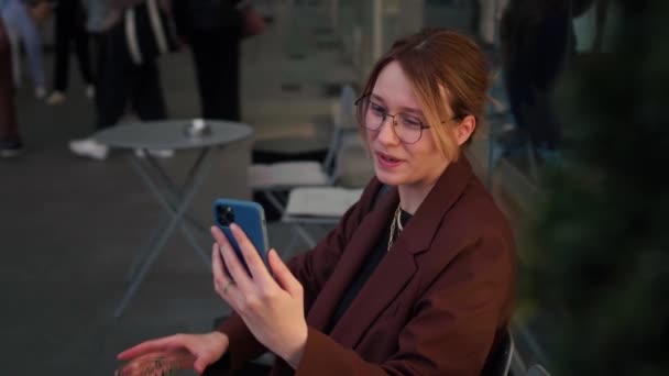 Gözlüklü Akıllı Telefonlu Mutlu Beyaz Kadın Video Görüşmesi Yapıyor Sosyal — Stok video