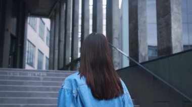 Arka plan portresi. Güzel esmer, beyaz kadın. Muhteşem uzun saçlı, stil sahibi bir kadın.