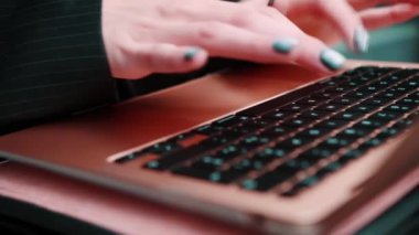 Kadın elleri klavyede, kız dizüstü bilgisayarda çalışıyor ve yazıyor, serbest çalışan dışarıda çalışıyor, kadın parmaklar tuşlara basıyor. Yüksek kalite 4k görüntü