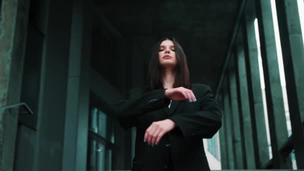 Självständig Säker Stark Ung Kaukasisk Affärskvinna Utanför Staden Står Över — Stockvideo