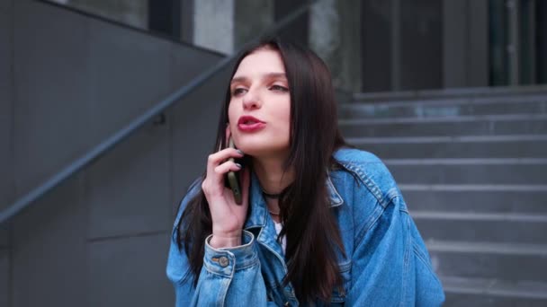 Młoda Piękna Biała Kobieta Zachowuje Się Wściekle Gdy Rozmawia Smartfonie — Wideo stockowe