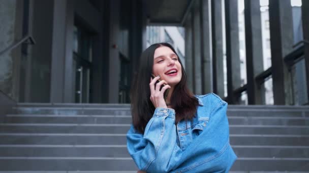 Νεαρή Καυκάσια Όμορφη Γυναίκα Μιλάει Στο Κινητό Τηλέφωνο Εξωτερική Κοντά — Αρχείο Βίντεο