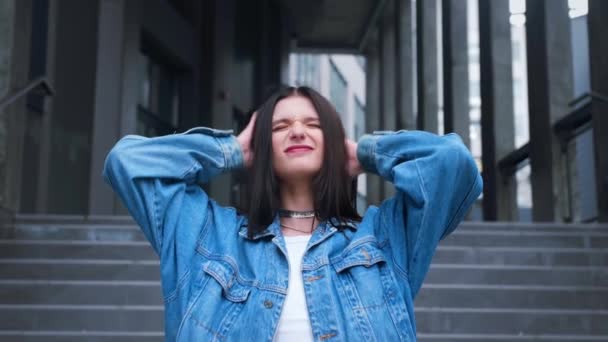 Güzel Modaya Uygun Bir Model Gülümser Açık Havada Poz Verir — Stok video