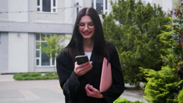 大都市の路上でスマートフォンを使用して白人のビジネスマンの閉鎖 オンラインで人々と接続する自信の女性マネージャー メッセージング オフィスへの彼女の方法でインターネットを閲覧 高品質4K — ストック動画
