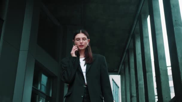 Takım Elbiseli Gözlüklü Şehirde Yürüyen Telefonda Konuşan Genç Güzel Bir — Stok video