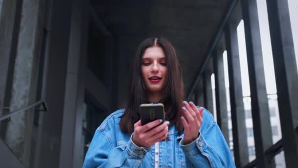 Porträtt Lycklig Affärskvinna Har Framgång Mobiltelefon Utanför Staden Närbild Glad — Stockvideo