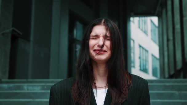 Triste Deprimido Adulto Caucásico Hermosa Mujer Negocios Llorando Aire Libre — Vídeos de Stock