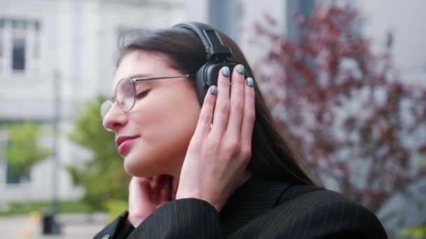 Atrakcyjna Młoda Kaukaska Kobieta Okularach Słuchająca Muzyki Słuchawkach Używa Smartfona — Wideo stockowe