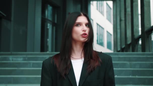 Молода Красива Кавказька Ділова Жінка Відкидає Пропозицію Wining Head Oudoors — стокове відео
