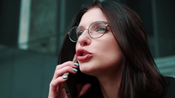 Aufgeregte Kaukasische Geschäftsfrau Die Emotional Spricht Während Sie Ihr Smartphone — Stockvideo
