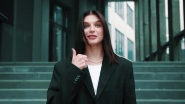 Evet, genç beyaz tenli güzel iş kadınının şehir dışında başını sallamasını kabul etmek. Yüksek kalite 4k görüntü