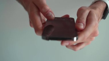Akıllı Telefon ve Sosyal Ağ 'a bak. Yakından bak. Çevrimiçi Cep Telefonu Sohbetinin Parmaklarına Dokun. Rahat Yetişkin Adam Cep Telefonunda Uygulama Cep Telefonu Yaşamı 'nı Oku. Yüksek kalite 4k görüntü
