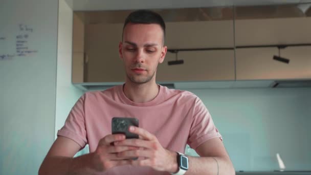 Flot Kaukasisk Mand Professionel Holder Moderne Smartphone Sms Besked Derhjemme – Stock-video
