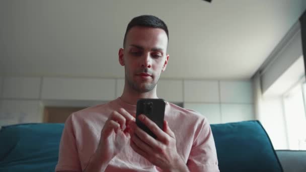 Молодой Caucasianhandsome Man Использует Смартфон Сидя Диване Дома Человек Просматривает — стоковое видео
