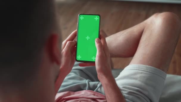Hombre Usando Smartphone Modo Vertical Con Green Mock Screen Haciendo — Vídeos de Stock