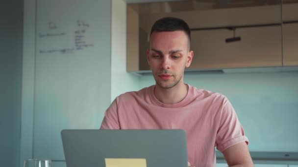Przemyślany Biznesmen Pracujący Laptopie Domu Portret Menadżera Patrzącego Ekran Laptopa — Wideo stockowe