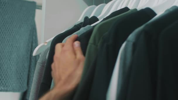 Kies Shirt Garderobe Hanger Kleding Kledingrek Kledingkast Plucked Hanger Met — Stockvideo