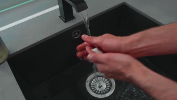 Jóvenes Cuidado Del Cuerpo Persona Lavando Las Manos Baño Diseño — Vídeos de Stock