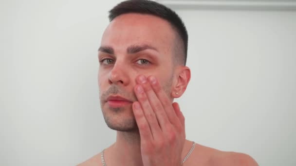 Homem Metrosexual Caucasiano Jovem Adulto Aplicando Creme Hidratante Pele Rosto — Vídeo de Stock