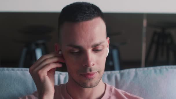 Sakin Kafkasyalı Bir Adam Evinde Kanepede Dinlenir Müzik Dinler Dingin — Stok video
