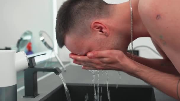 Muž Myje Obličej Umyvadlem Pod Tekoucí Studenou Vodou Kohoutku Ranní — Stock video
