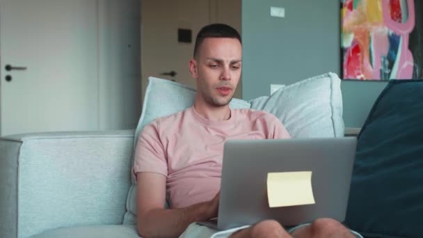 Freelancer Cansado Caucasiano Homem Usar Laptop Sofrendo Dor Cabeça Tensão — Vídeo de Stock