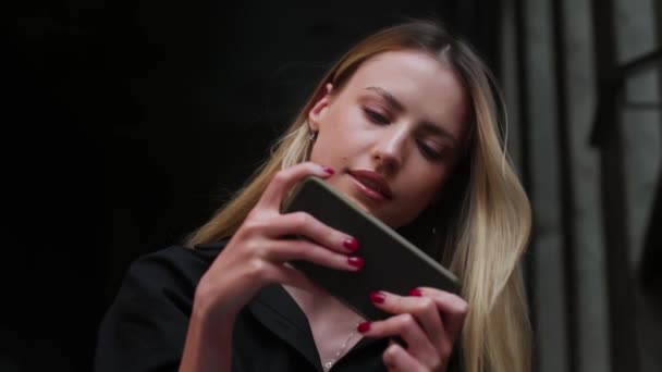 Feliz Mujer Joven Caucásica Utilizando Teléfono Móvil Para Jugar Horizontalmente — Vídeos de Stock