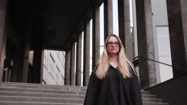 Ung Attraktiv Kvinna Höjer Handen Med Knuten Knytnäve När Står — Stockvideo