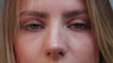 Gün batımında kadınların yüzünü kapatın, güzel yeşil gözler, portre, açık hava, güneş ışığı, ağır çekim. Yüksek kalite 4k görüntü