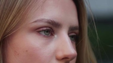 Güzel bir kadının güzel portresi. Huzurlu bir şekilde rüzgarla saçlarını dalgalandırıyor. Yüksek kalite 4k görüntü