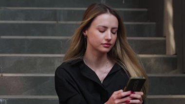 Stresli genç kadın cep telefonu ekranına bakıyor, kötü haberlerle dolu bir e-posta ya da mesaj almaktan rahatsız oluyor. Bin yıllık mutsuz kadın kullanıcı kötü elektronik cihaz çalışmasından memnun değil