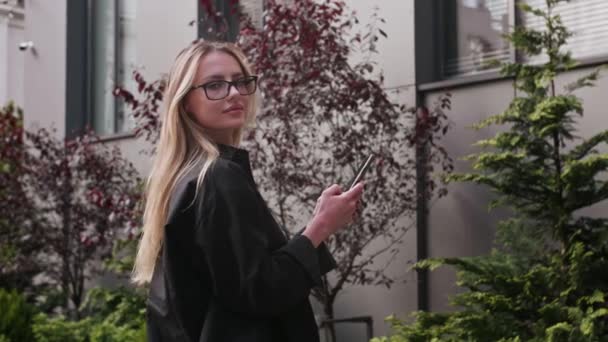 Dışarıda Cep Telefonuyla Yazı Yazan Mutlu Bir Kadının Portresi Sonra — Stok video