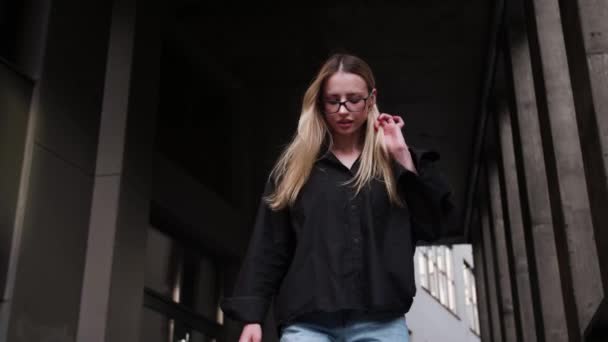 Unga Kaukasiska Vackra Affärskvinnor Bråttom Promenader Trappor Titta Titta Kör — Stockvideo