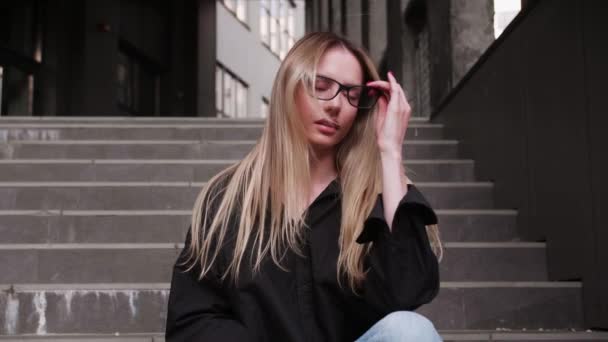 疲れ過労の若い白人女性は コンピュータの仕事が眼鏡を取る後 疲労眼の緊張頭痛を感じる ストレスの女性学生は乾燥した目の痛み 視力の悪い問題に苦しむ — ストック動画