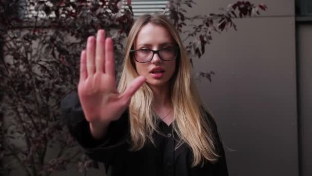 Σοβαρή Κοπέλα Απλώνει Την Παλάμη Της Στην Κάμερα Λέει Σταματήσει — Αρχείο Βίντεο