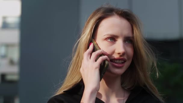 Kapalı Kapılar Ardında Gülen Mutlu Beyaz Kadın Akıllı Telefonuyla Uzak — Stok video