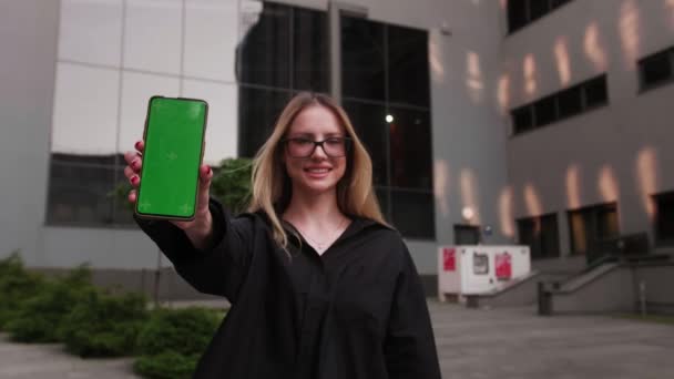 Giovane Donna Detiene Smartphone Con Schermo Verde Che Mostra Spazio — Video Stock