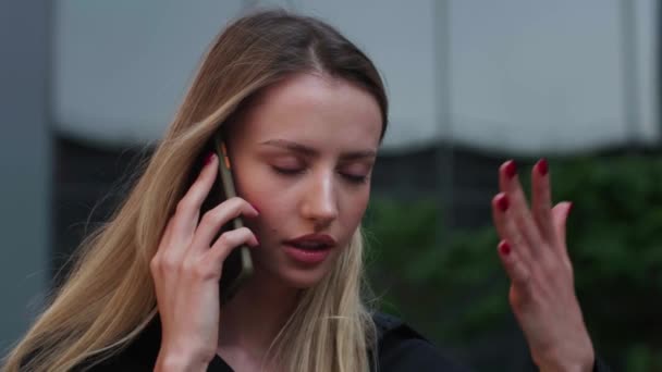 Kafasından Vurulmuş Genç Bir Kadın Dışarıda Akıllı Telefon Ekranına Bakıyor — Stok video