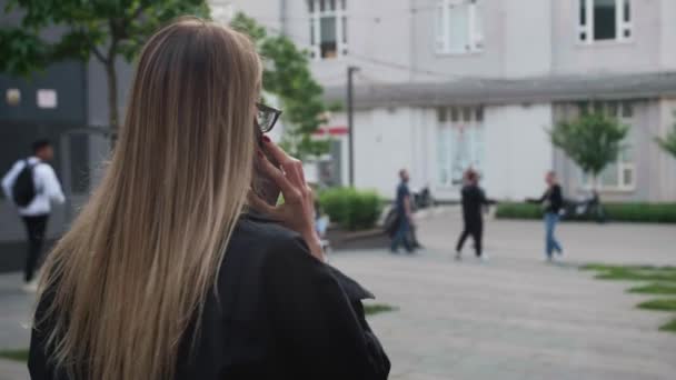 Arkadan Bakıldığında Tanınmayan Sarışın Beyaz Kadın Ofis Binasının Yakınlarında Yürüyor — Stok video