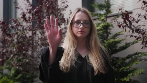 Açık Hava Kentindeki Genç Bir Kadın Işaretleri Için Yardım Istiyor — Stok video